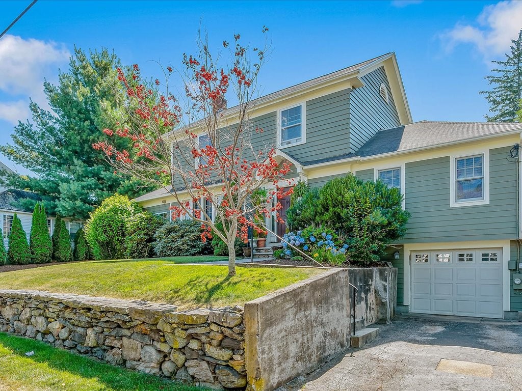 21 Hall Street Warwick, RI 02818 - Photo 3 of 23