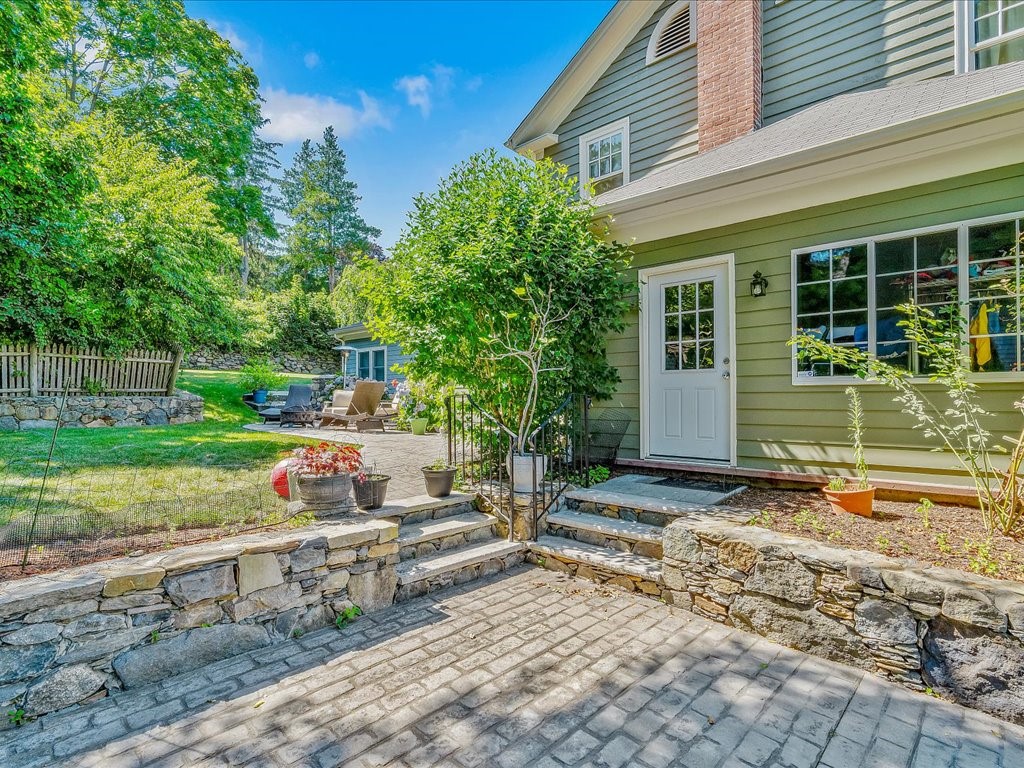 21 Hall Street Warwick, RI 02818 - Photo 4 of 23