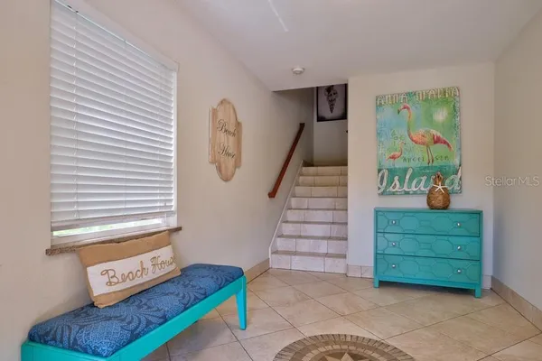 a view of entryway with furniture
