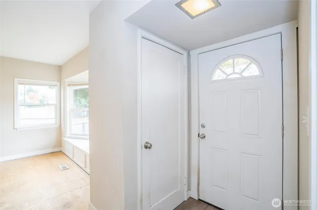 a view of empty room with window