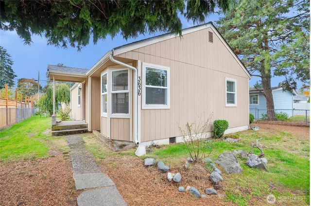 a view of a house with a yard