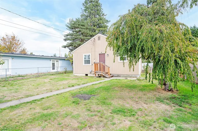a view of a back yard of the house