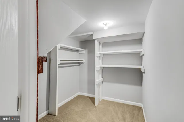 a view of a house with backyard and garden