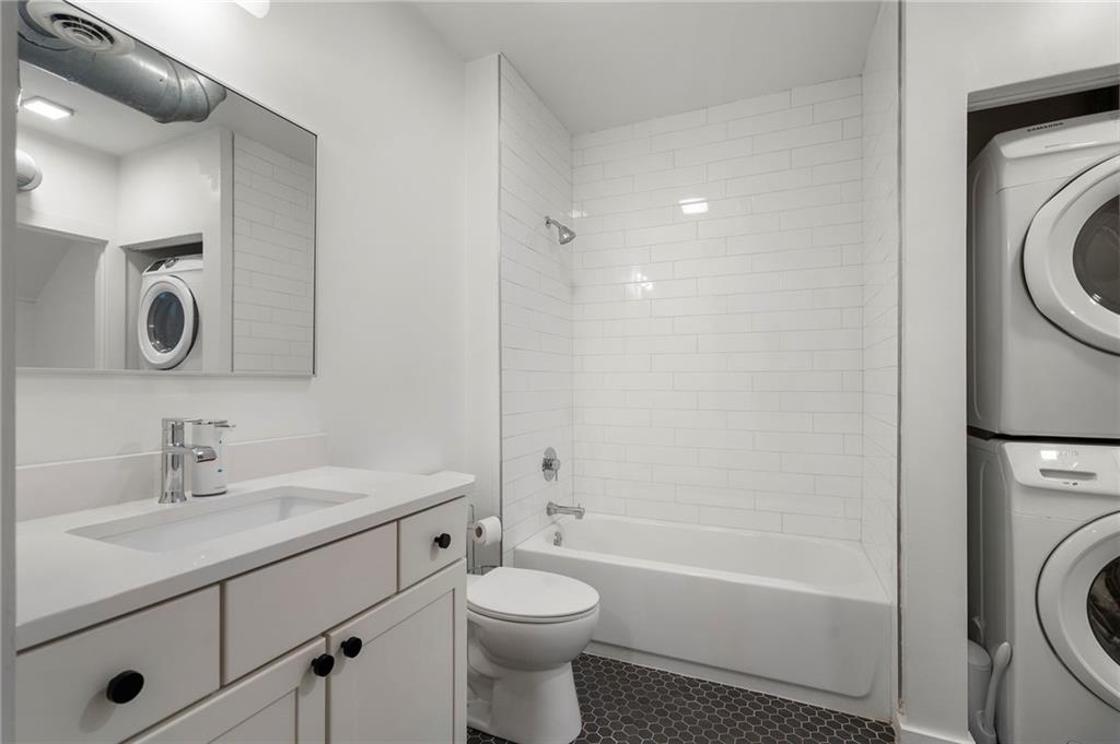 260 18th Street Northwest, Unit 10224 Atlanta, GA 30363 - Photo 25 of 47 a bathroom with a bathtub sink mirror and toilet