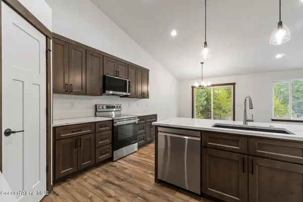 $549,900 | 880 East Valley Street South, Oldtown, ID 83822