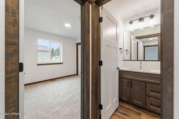 $549,900 | 880 East Valley Street South, Oldtown, ID 83822