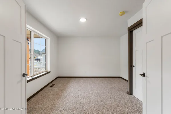 $549,900 | 880 East Valley Street South, Oldtown, ID 83822