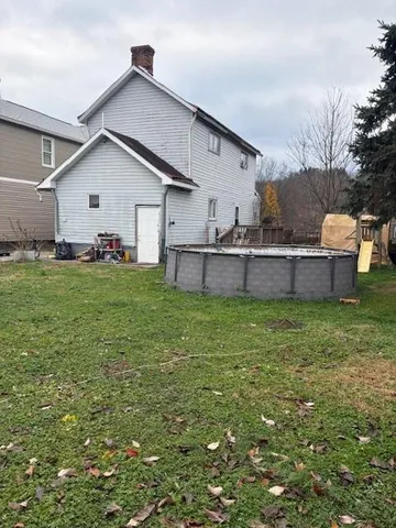 a view of a backyard