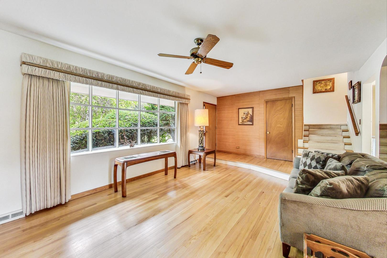 5701 Lenox Road Lisle, IL 60532 - Photo 4 of 24 a living room with furniture and a window