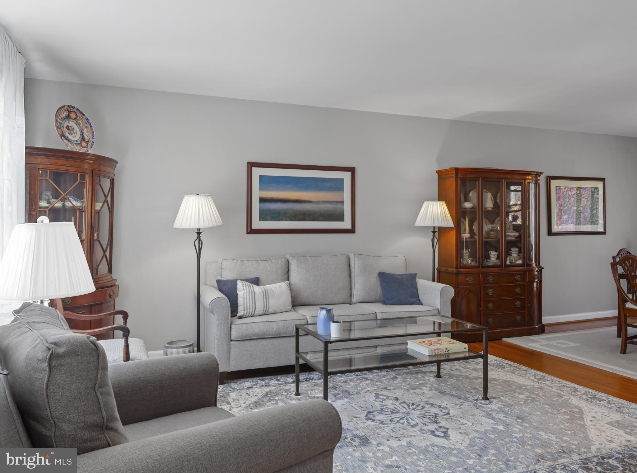 935 Loxford Terrace Silver Spring, MD 20901 - Photo 4 of 42 a living room with furniture and a lamp