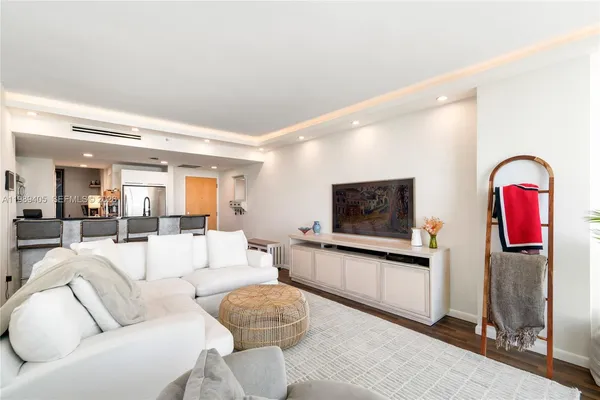 $4,300 | 244 Biscayne Boulevard, Unit 1703, Miami, FL 33132