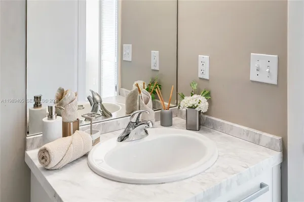 $4,300 | 244 Biscayne Boulevard, Unit 1703, Miami, FL 33132