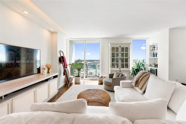 $4,300 | 244 Biscayne Boulevard, Unit 1703, Miami, FL 33132