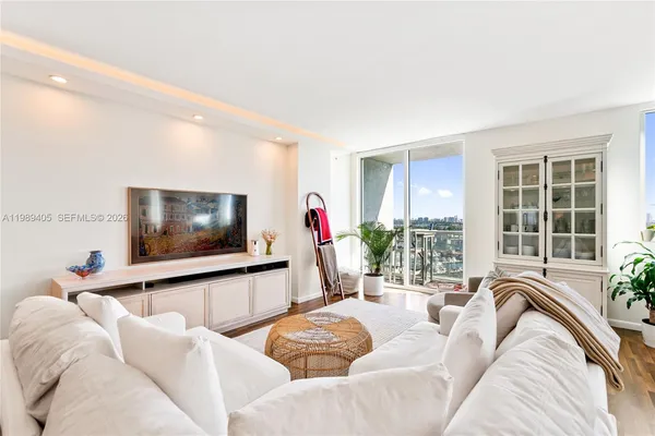 $4,300 | 244 Biscayne Boulevard, Unit 1703, Miami, FL 33132