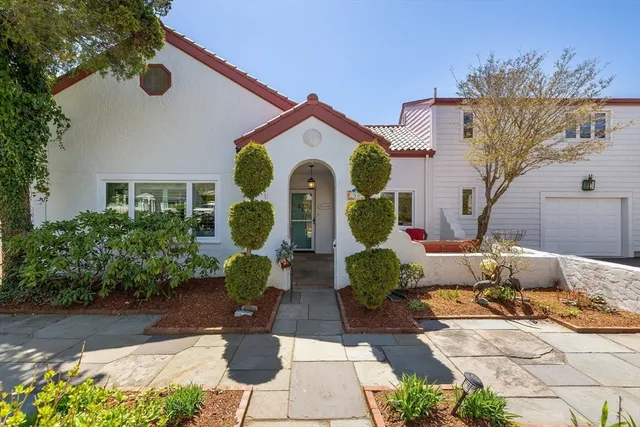 a view of a house with backyard