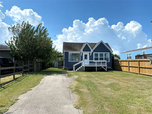 a view of a house with backyard