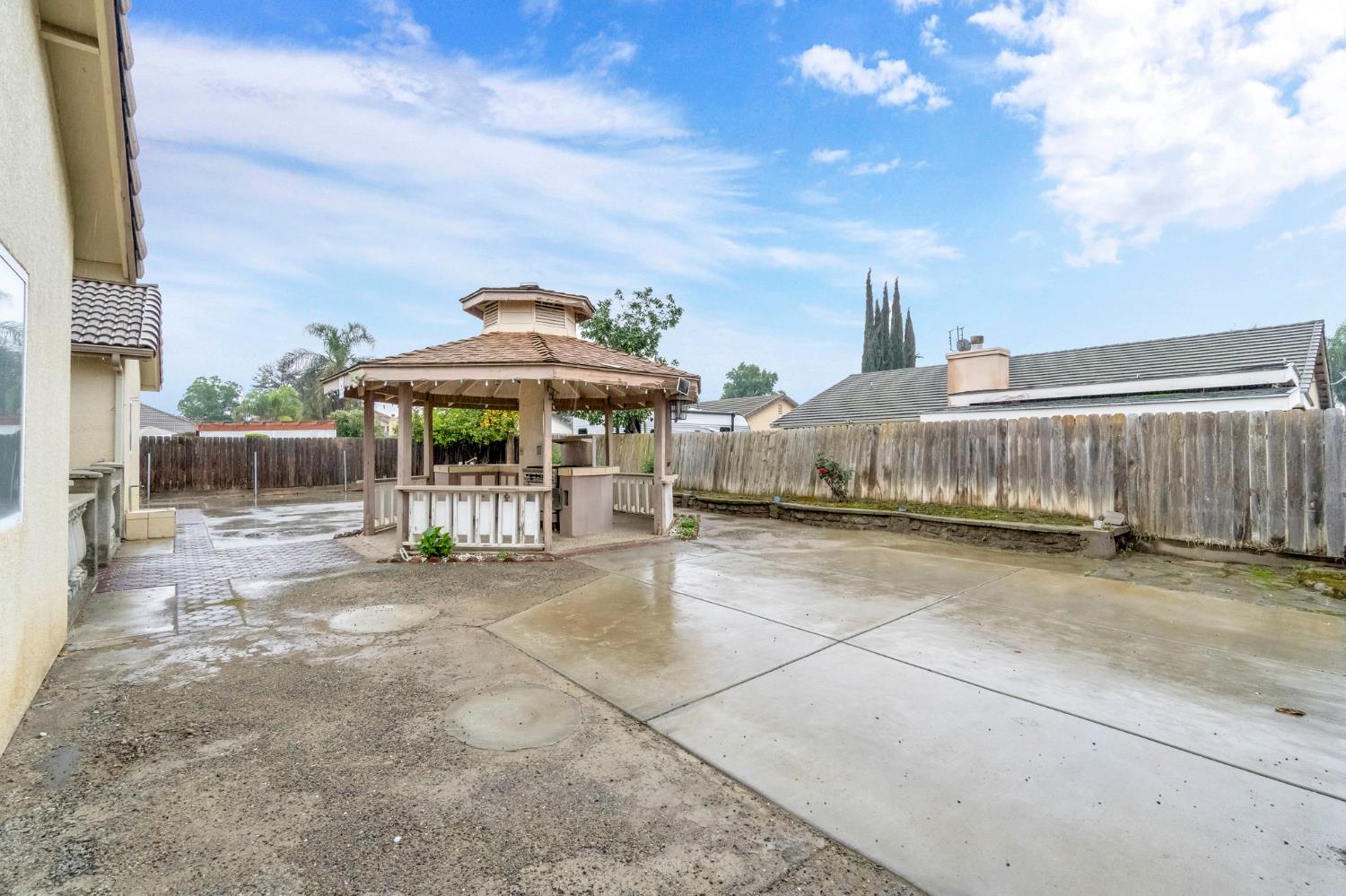 2095 Independence Place Hanford, CA 93230 - Photo 33 of 35 a view of a patio with a table and chairs