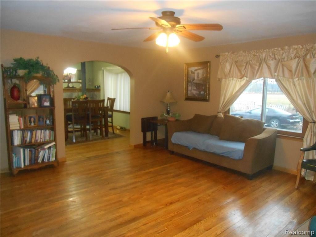 3701 Oak Grove Road North Branch, MI 48461 - Photo 12 of 45 Great Room from front entry door.