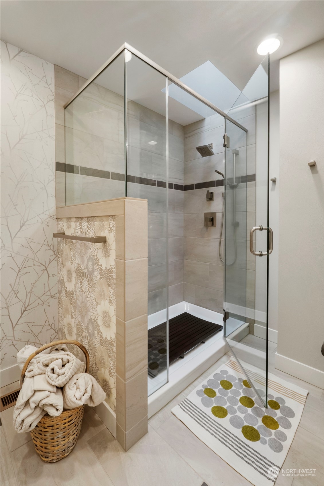 52 Chapman Loop, Unit C Steilacoom, WA 98388 - Photo 33 of 40 a bathroom with a shower