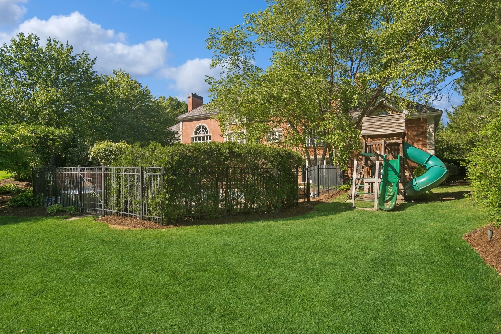 610 West Windsor Road Palatine, IL 60067 - Photo 46 of 51 a view of a table and chairs in the garden