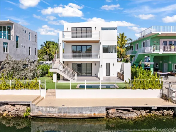 a view of an house with backyard space and balcony