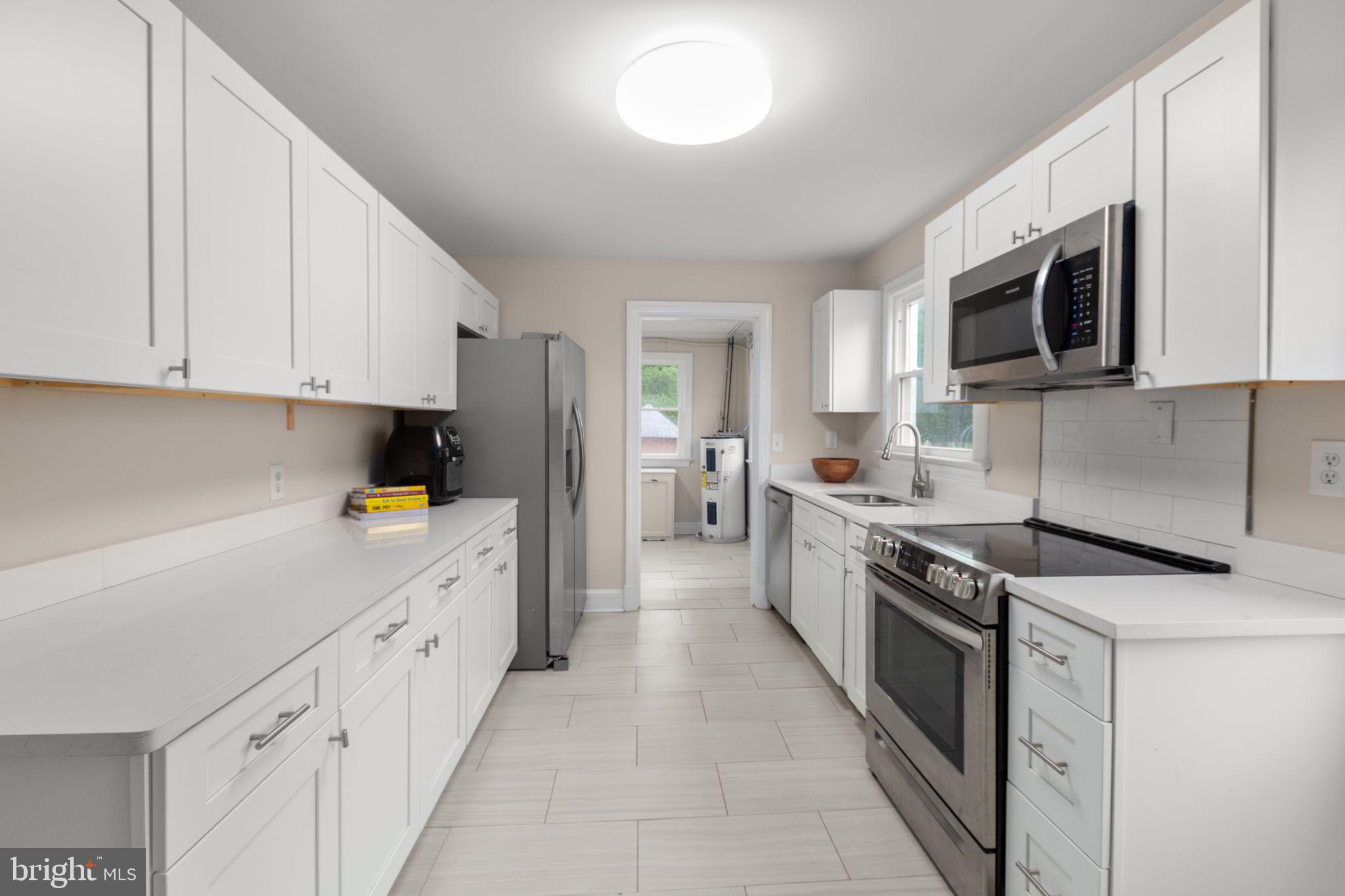 10669 Post Oak Road Spotsylvania, VA 22551 - Photo 11 of 27 Kitchen with ceiling lighting and built-ins