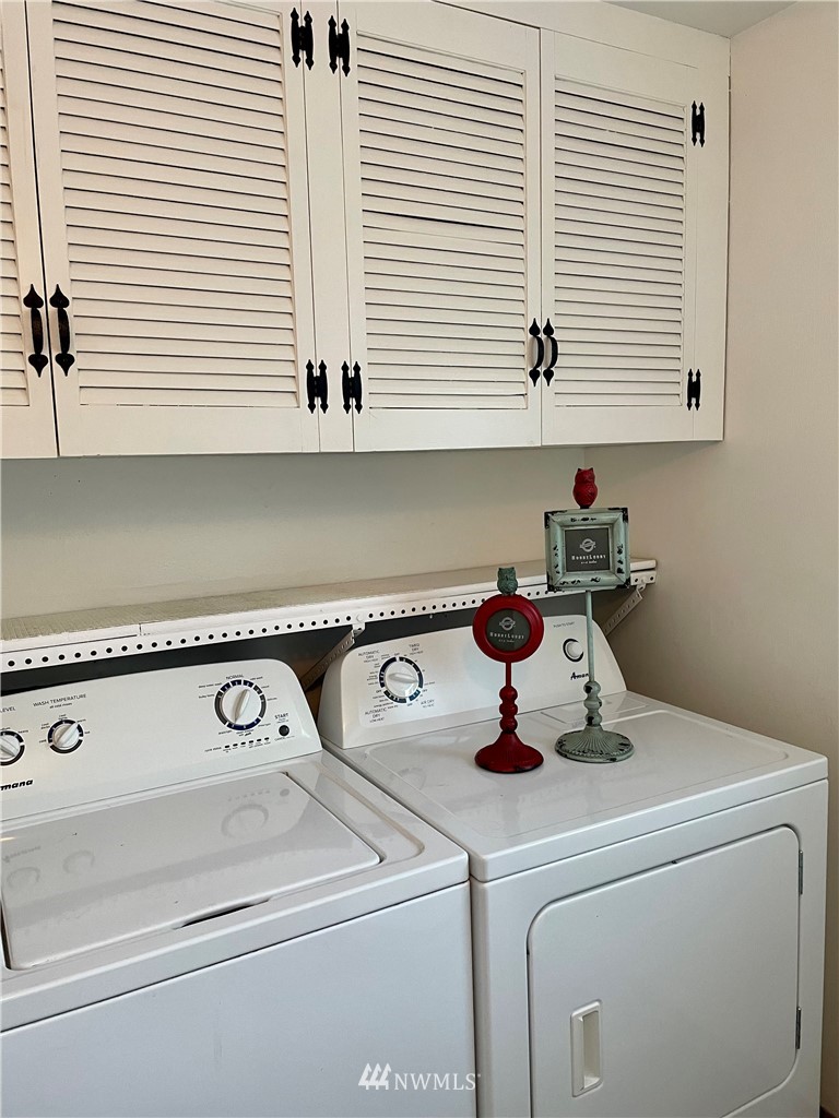 381 Patrick Road Ephrata, WA 98823 - Photo 16 of 32 a utility room with dryer and washer