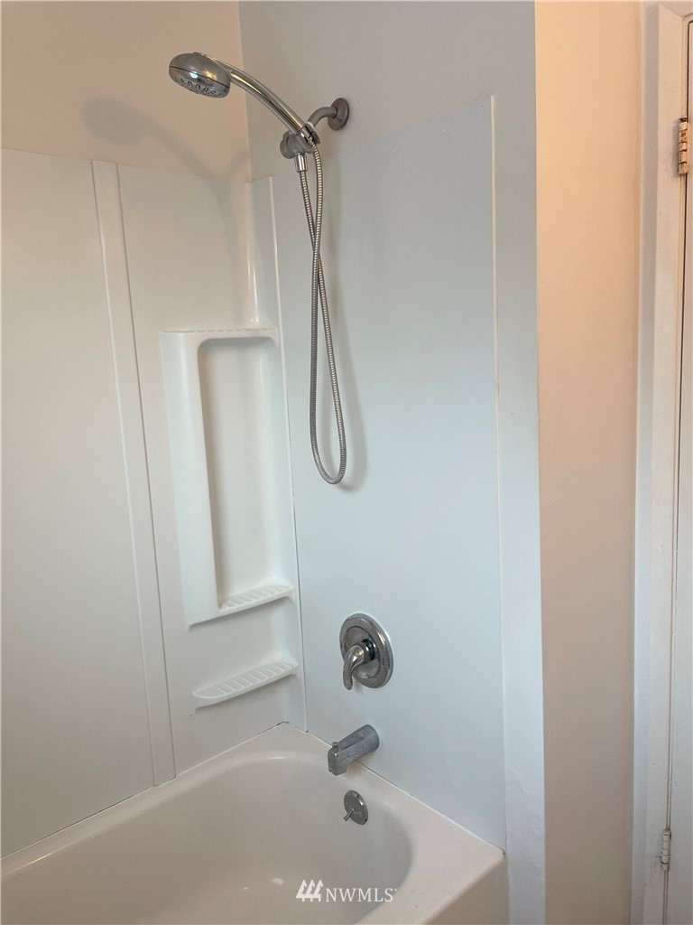 381 Patrick Road Ephrata, WA 98823 - Photo 19 of 32 a bathroom with a bath tub
