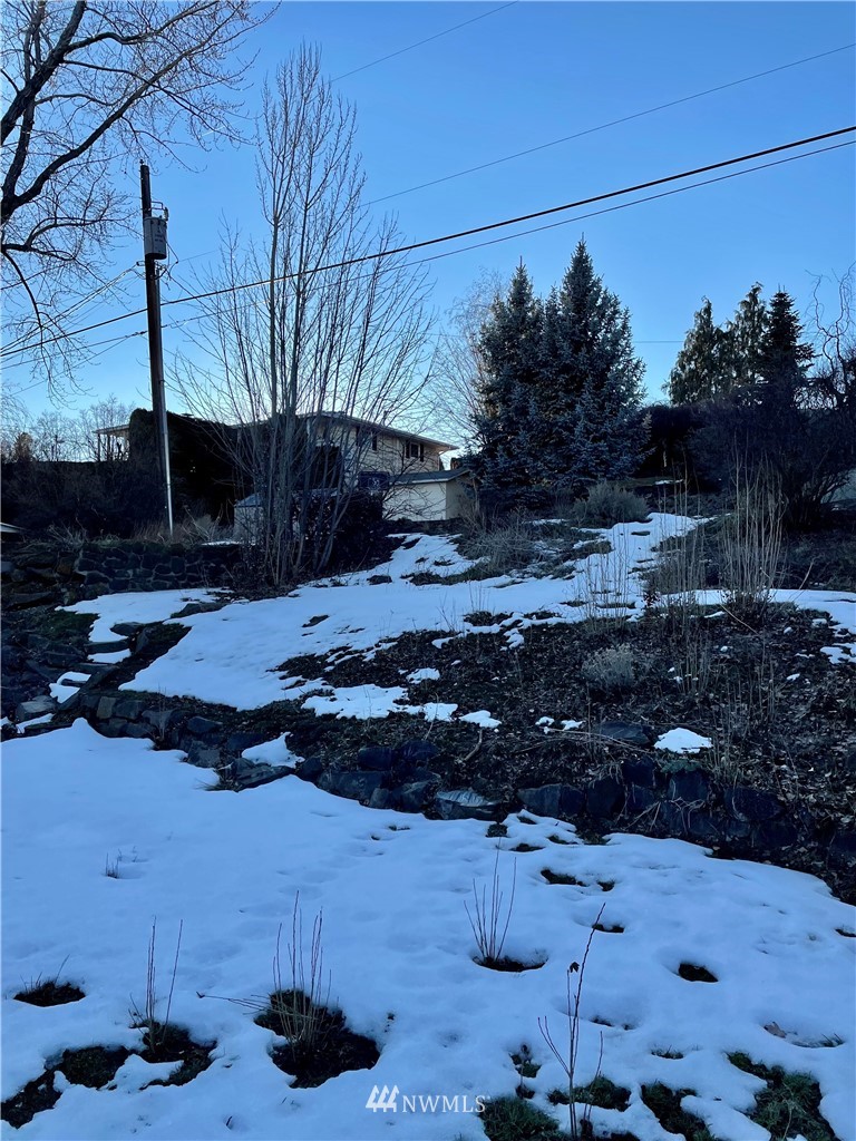 381 Patrick Road Ephrata, WA 98823 - Photo 26 of 32 a view of a backyard of the house