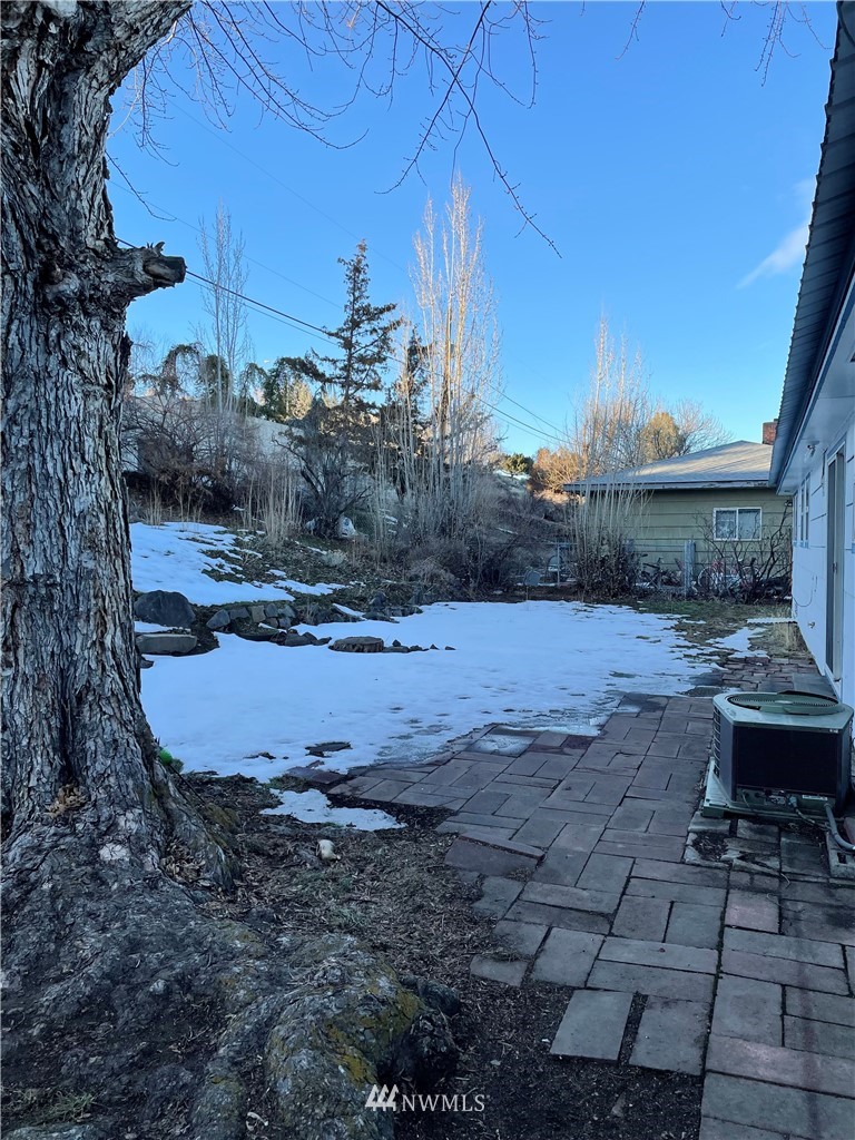 381 Patrick Road Ephrata, WA 98823 - Photo 27 of 32 a view of a yard with an outdoor space