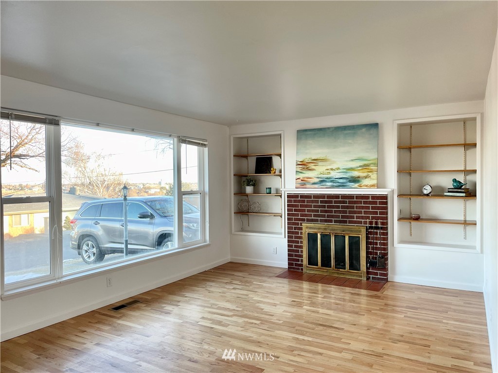 381 Patrick Road Ephrata, WA 98823 - Photo 5 of 32 wooden floor in an empty room with a fireplace