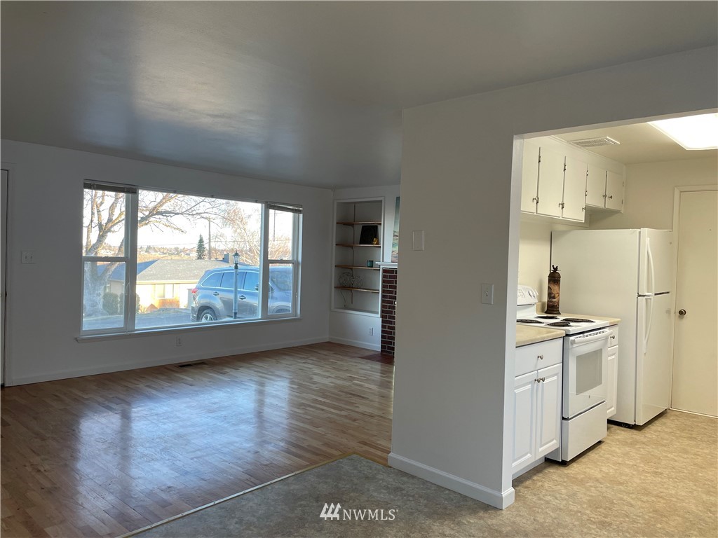 381 Patrick Road Ephrata, WA 98823 - Photo 8 of 32 a view of a kitchen with wooden floor and a kitchen
