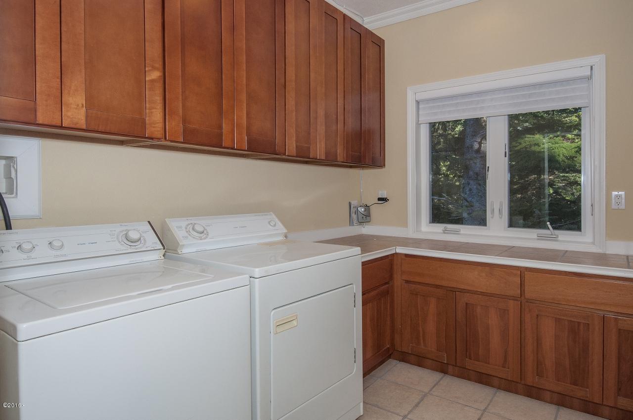 205 Midden Reach Depoe Bay, OR 97341 - Photo 23 of 35 Utility Room