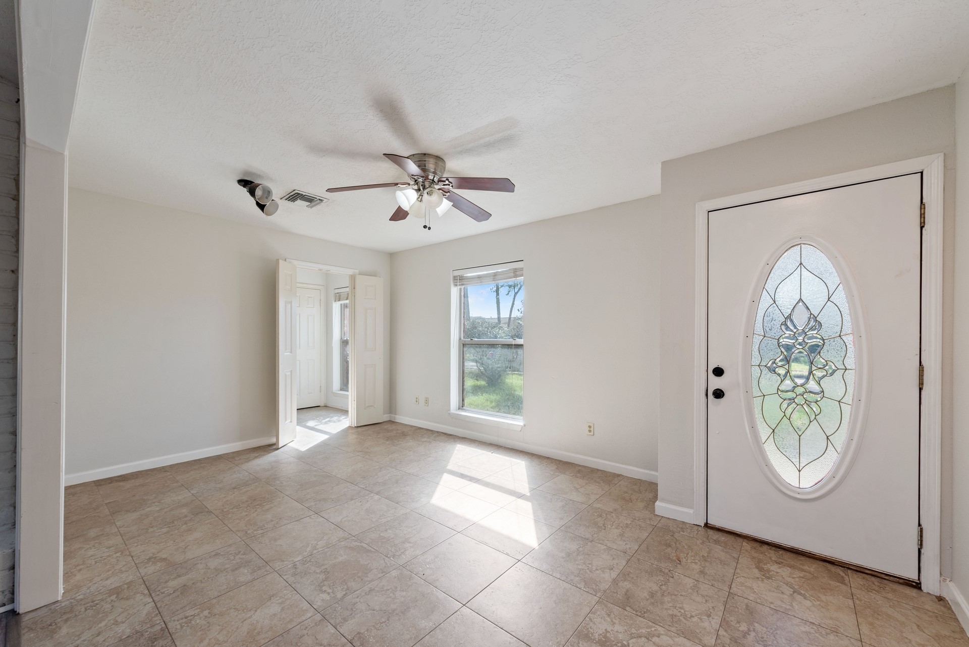 9622 Birsay Street Spring, TX 77379 - Photo 3 of 17 Enter into the open living space with tile floor.