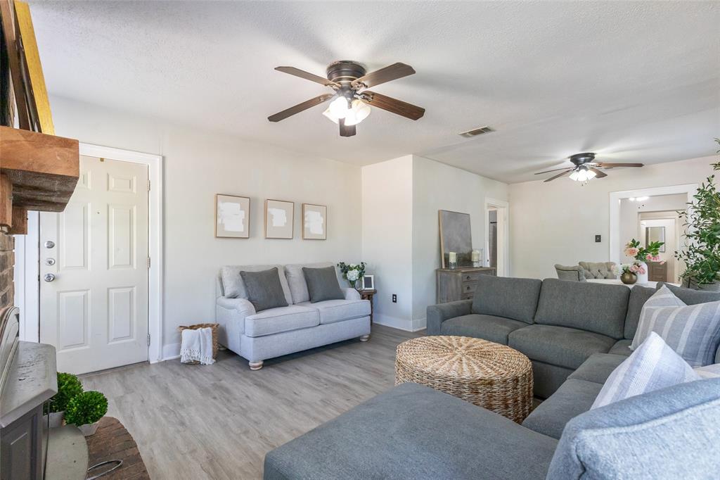 3349 South 3rd Street Abilene, TX 79605 - Photo 9 of 30 a living room with furniture and a couch