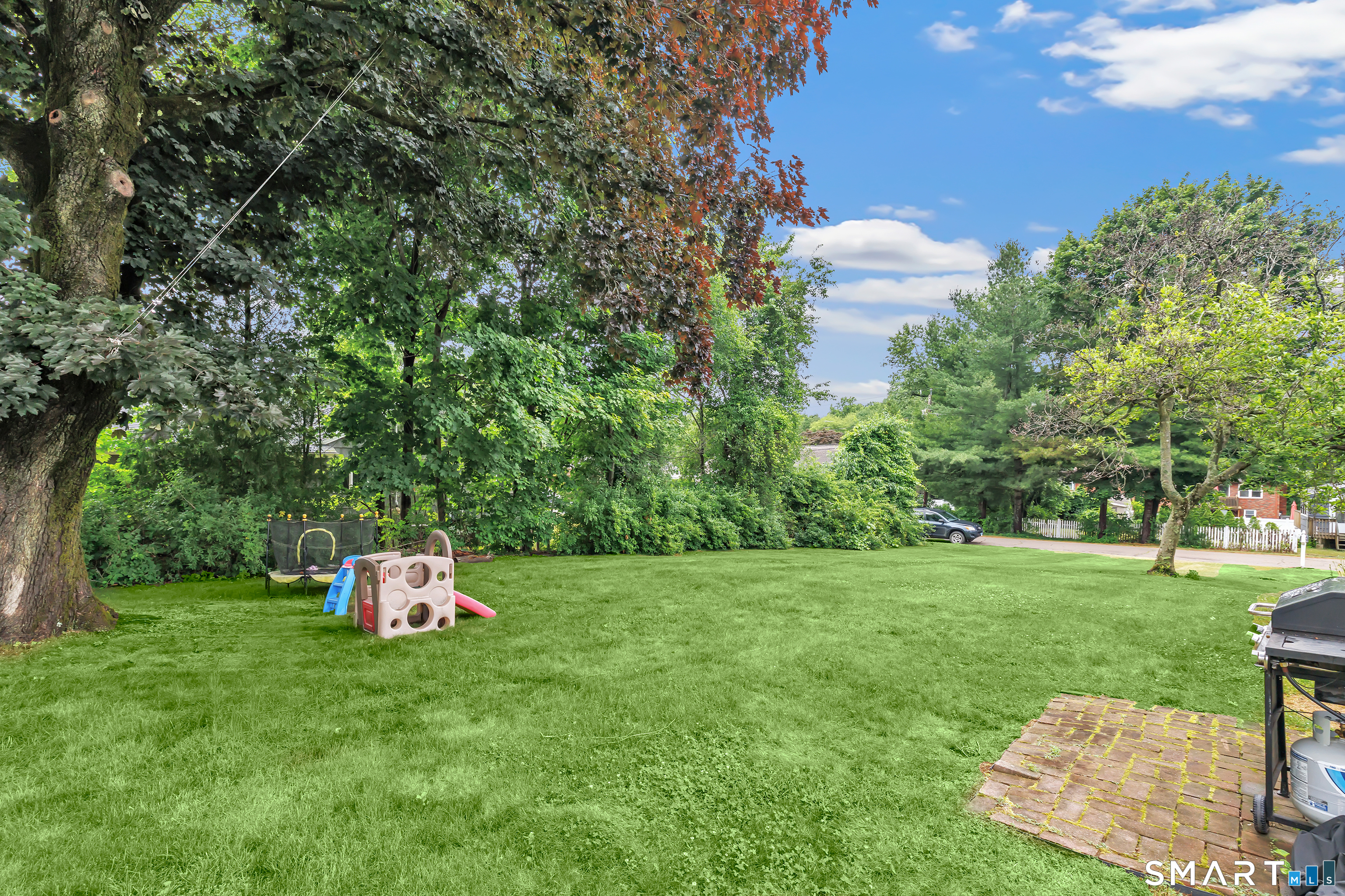 240 Blackhouse Road Trumbull, CT 06611 - Photo 3 of 40
