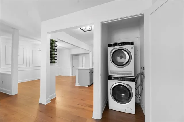 a view of empty room with a ceiling fan
