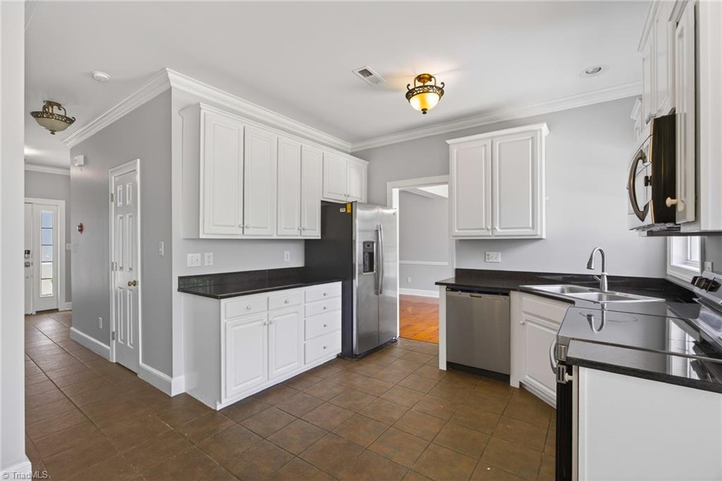 3913 Melco Court High Point, NC 27265 - Photo 7 of 20