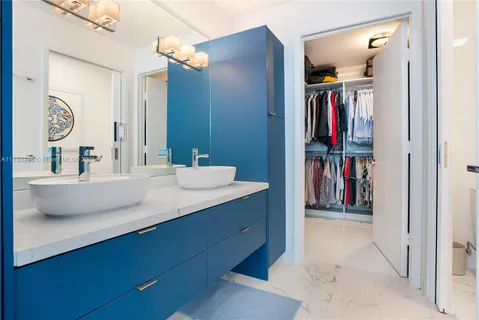 a en suite bathroom with a sink and a mirror