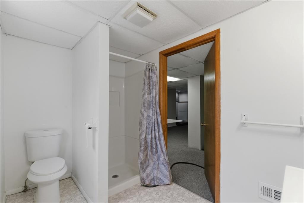 790 Highland Avenue Carnegie, PA 15106 - Photo 33 of 43 a bathroom with a toilet sink and shower