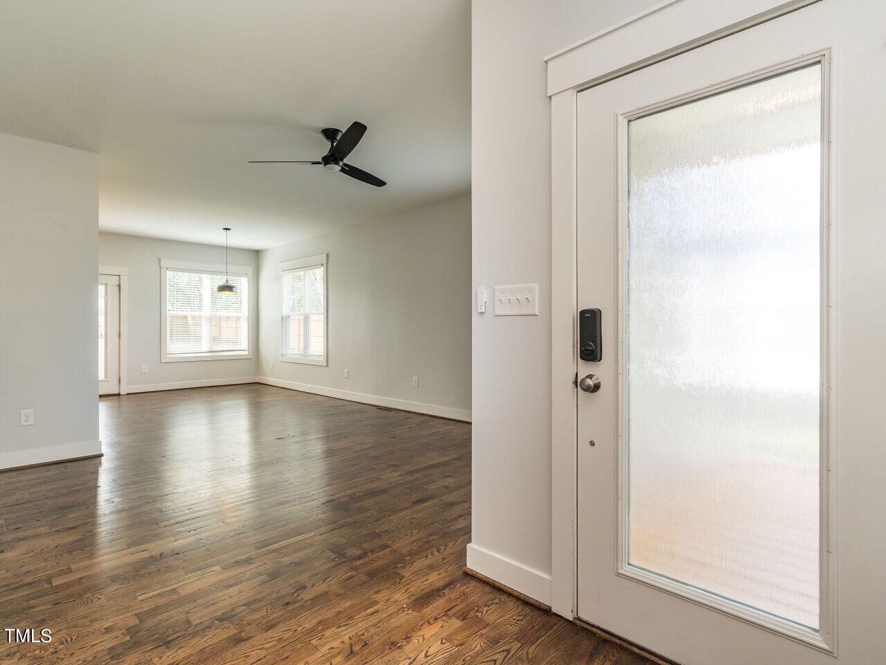 003-1280x960-entry-foyer