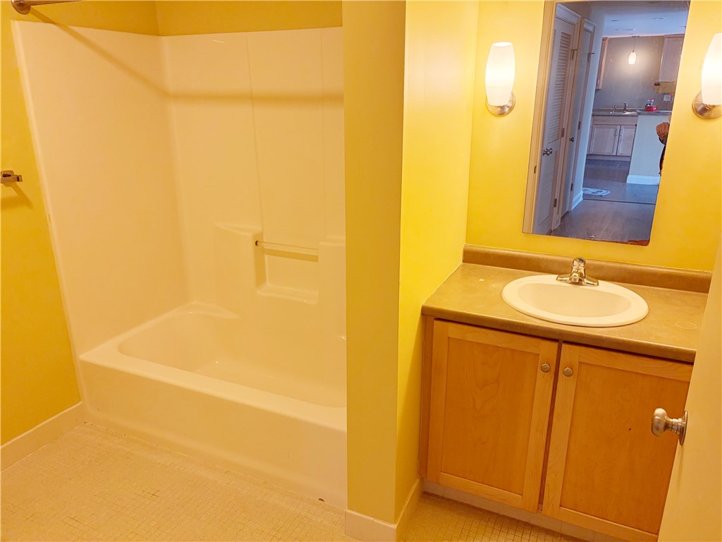 Full large bath with ceramic tile floor
