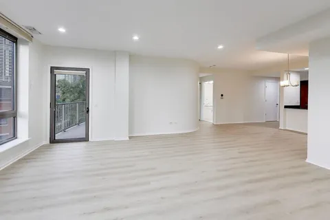 $550,000 | 400 North Clinton Street, Unit 401, Chicago, IL 60654