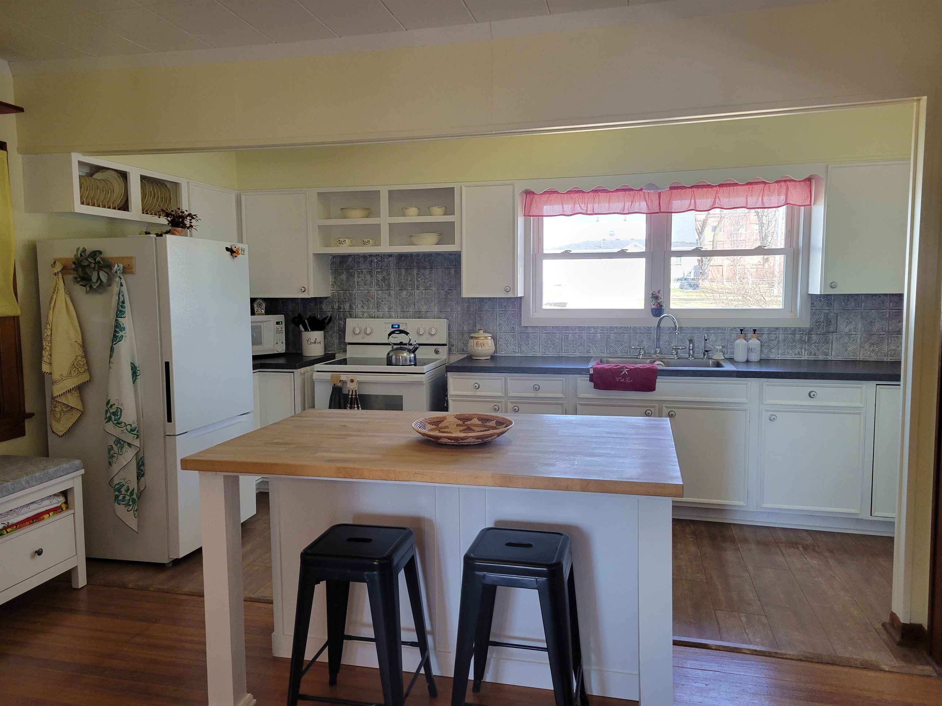 935 West Cherry Street Lancaster, WI 53813 - Photo 4 of 56