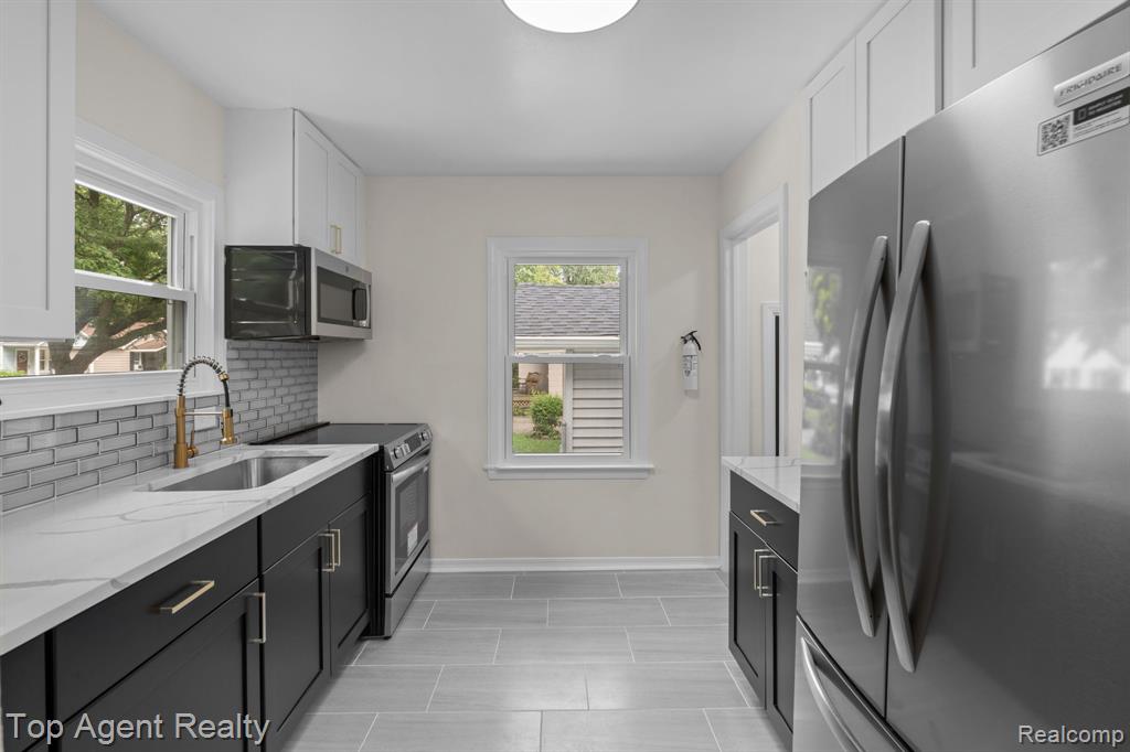 2169 Roslyn Road Grosse Pointe Woods, MI 48236 - Photo 12 of 43