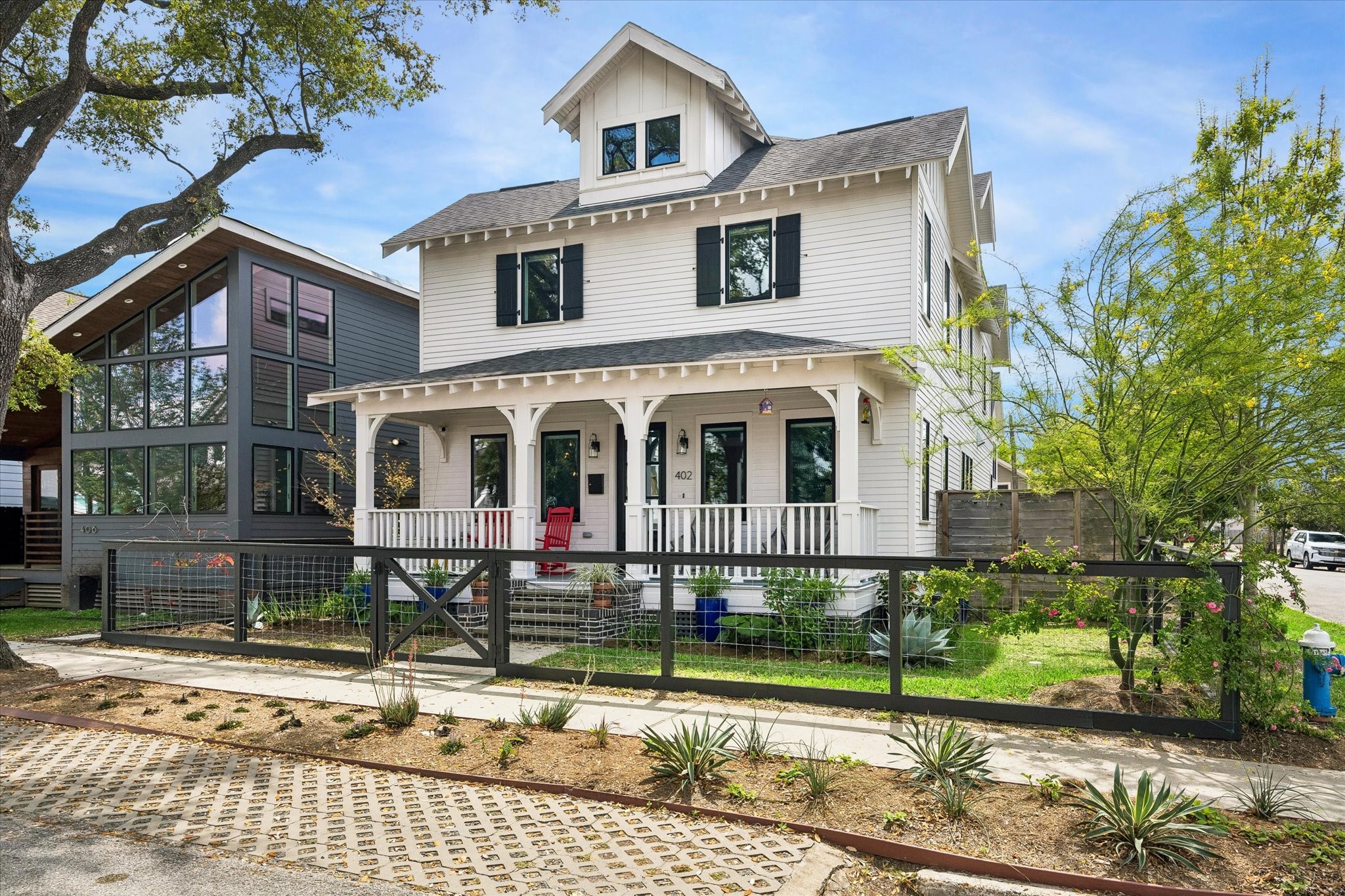 402 East 26th Street Houston, TX 77008 - Photo 2 of 35 a front view of a house with garden