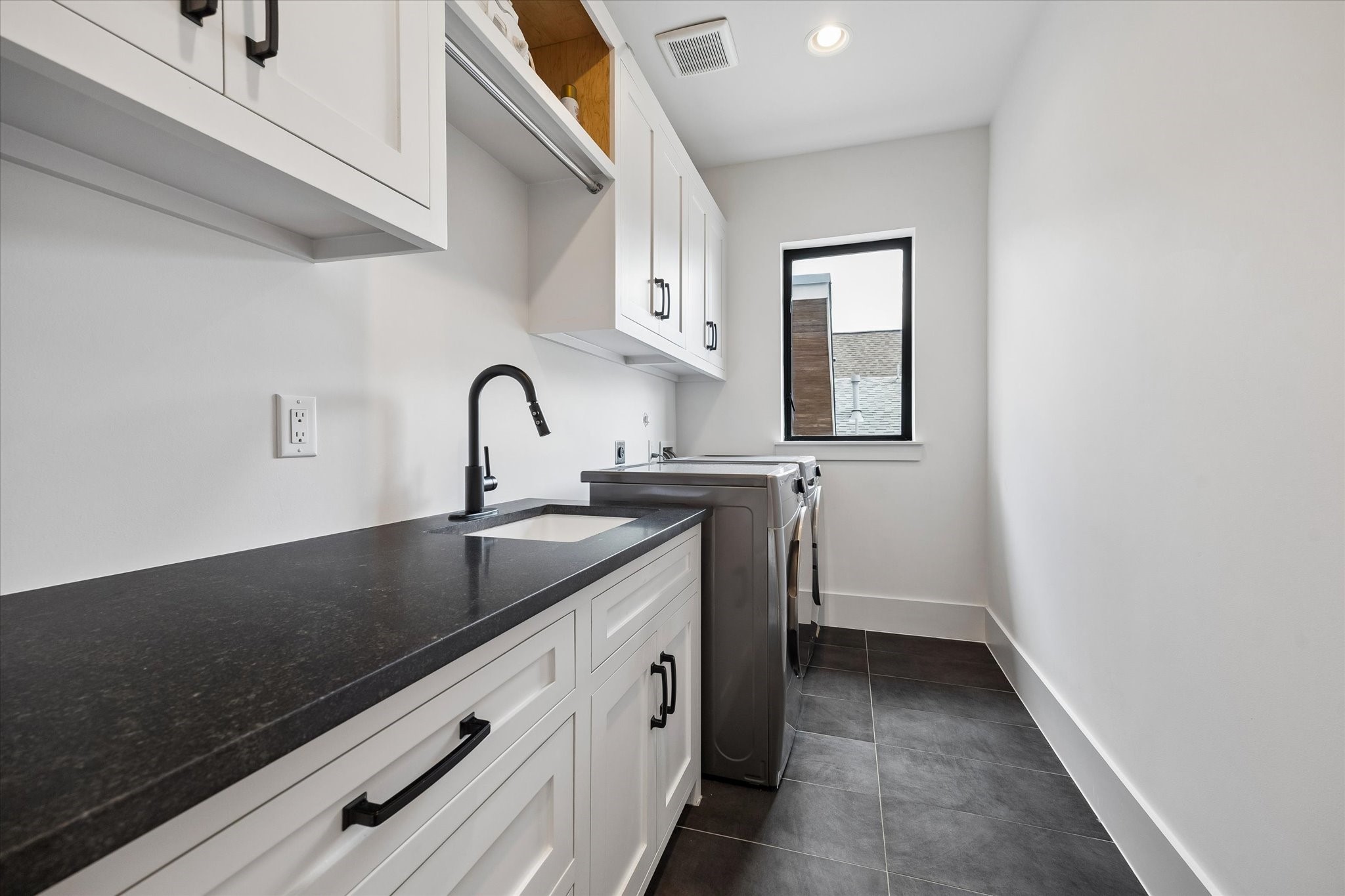 402 East 26th Street Houston, TX 77008 - Photo 28 of 35 a kitchen with a sink and a window