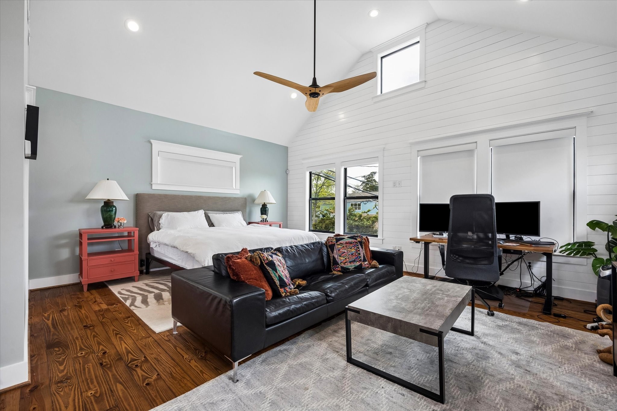 402 East 26th Street Houston, TX 77008 - Photo 29 of 35 a spacious bedroom with a bed a couch and a window