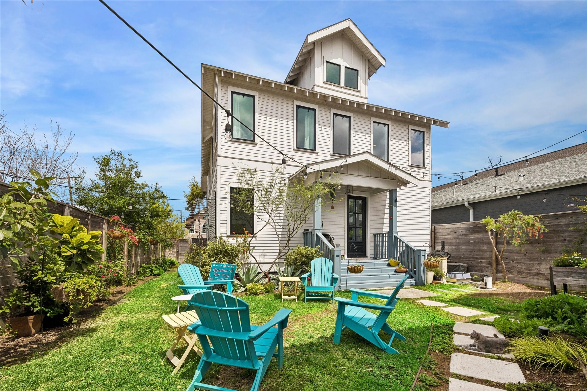 402 East 26th Street Houston, TX 77008 - Photo 33 of 35 a front view of a house with garden and porch