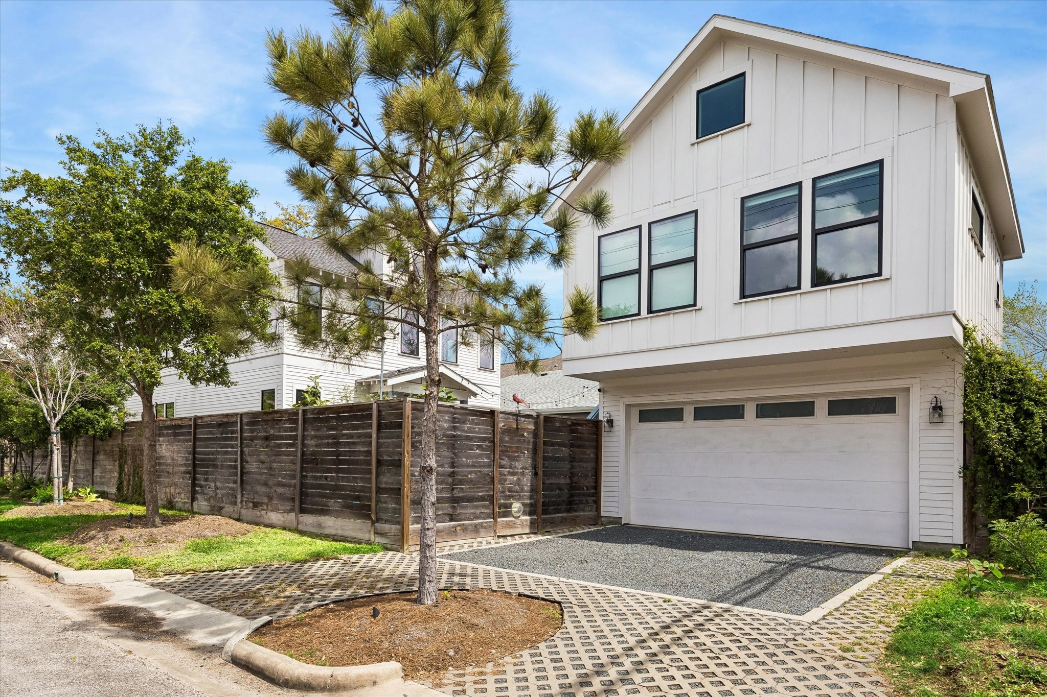 402 East 26th Street Houston, TX 77008 - Photo 35 of 35 a white house that has tree in front of it